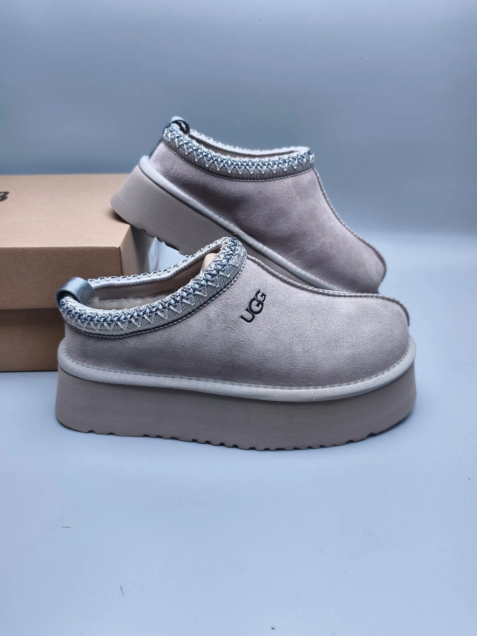 💰440 UGG sheepskin all-in-one snow boots 2553 co-branded national trend style thick-soled one-leg women’s snow boots🐾~ 🍭 A co-branded trendy item launched with well-known designer brands Feng Chen Wang and TELFAR. Zhou Dongyu & Wang Jiaer’s same style Fang Kete boots. The slip-on design makes it easy to put on and take off, and can be used indoors or outdoors. The exotic edging design is eye-catching, and it is definitely worth buying~ 🍭Material: cowhide➕sheep fur Outsole: rubber (light wing technology) 🍭Color: black, maroon, sand, dark green, light gray, chocolate, beige, walnut, brown, dark gray, red 🍭Number of codes: 35-42